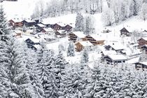 Vieux chalets et nouvelles résidences sous la neige