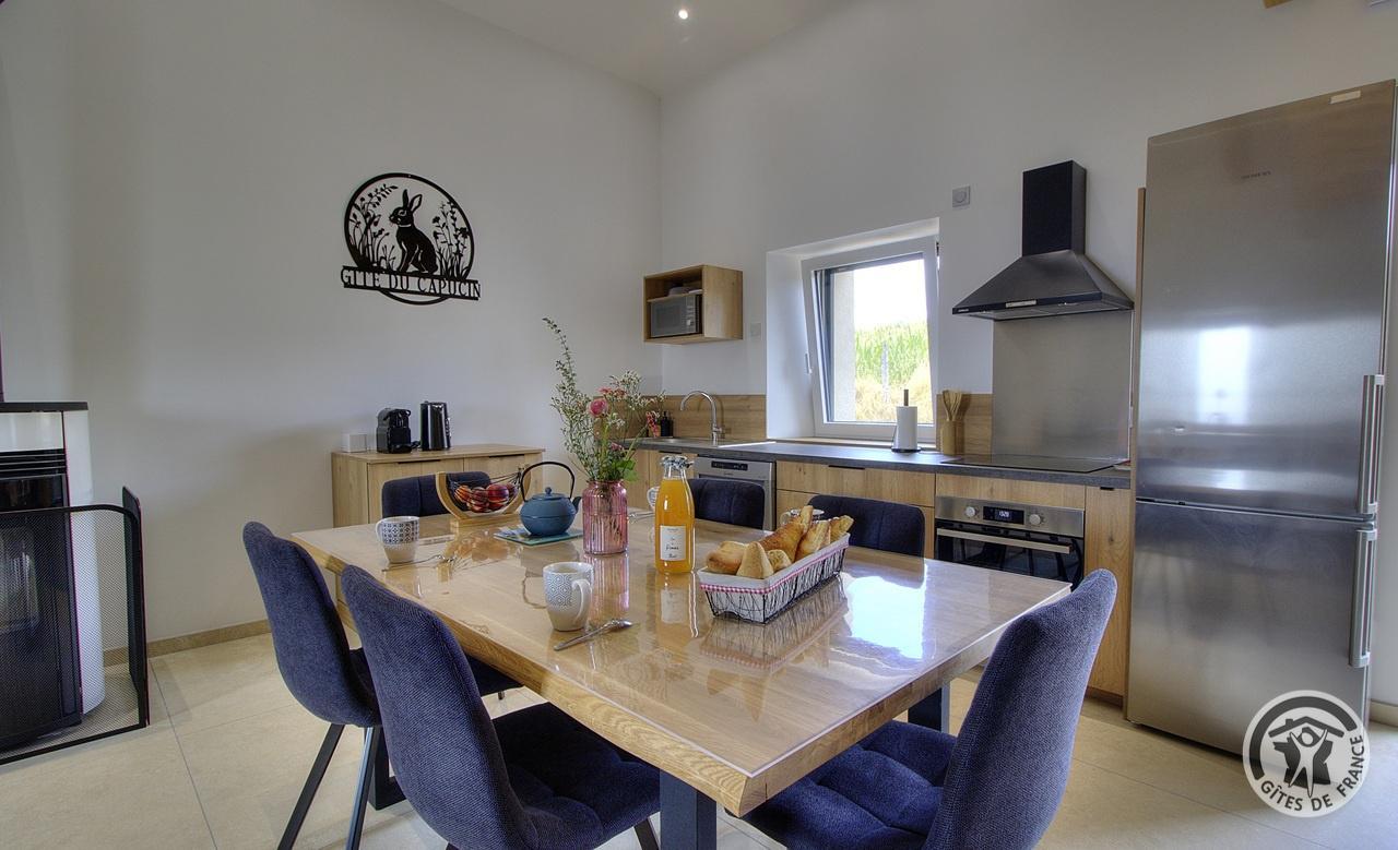 Table dressée et pouvant recevoir 6 personnes dans la pièce à vivre - Gîte du Capucin dans le Lyonnais à Chambost-Longessaigne (Rhône).