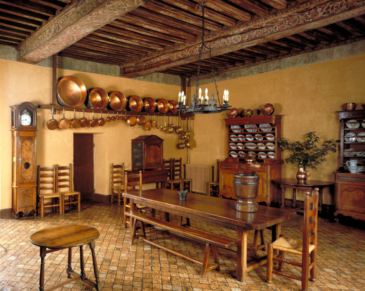 Typical Saintonge cuisine with its large fireplace and many brass instruments