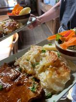 Plat complet (viande-gratin-salade) cuisiné au feu de bois