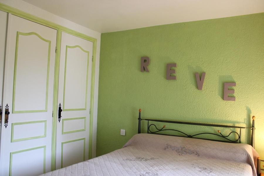 Gîte Au Plan de Carros-chambre grand lit 140x190 et rangement-Carros-Gîtes de France Alpes-Maritimes  