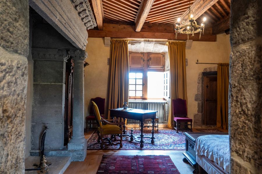Meyras - Intérieur chambre au château de Hautsegur ©sourcesetvolcans