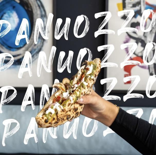une pizza devant l'écriture "Panuozzo"