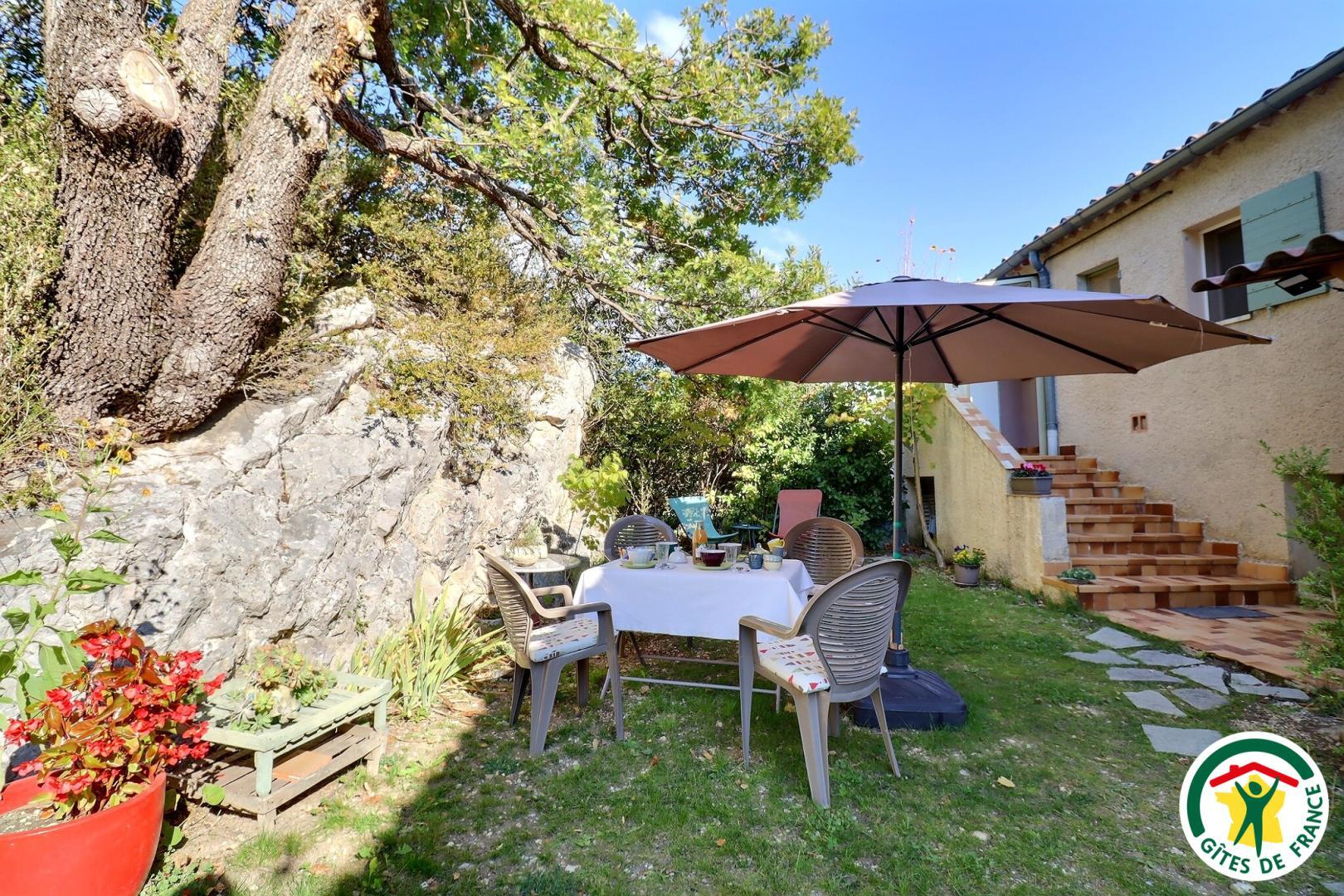 Salon de jardin privatif, aucun vis à vis, ombragé et arboré