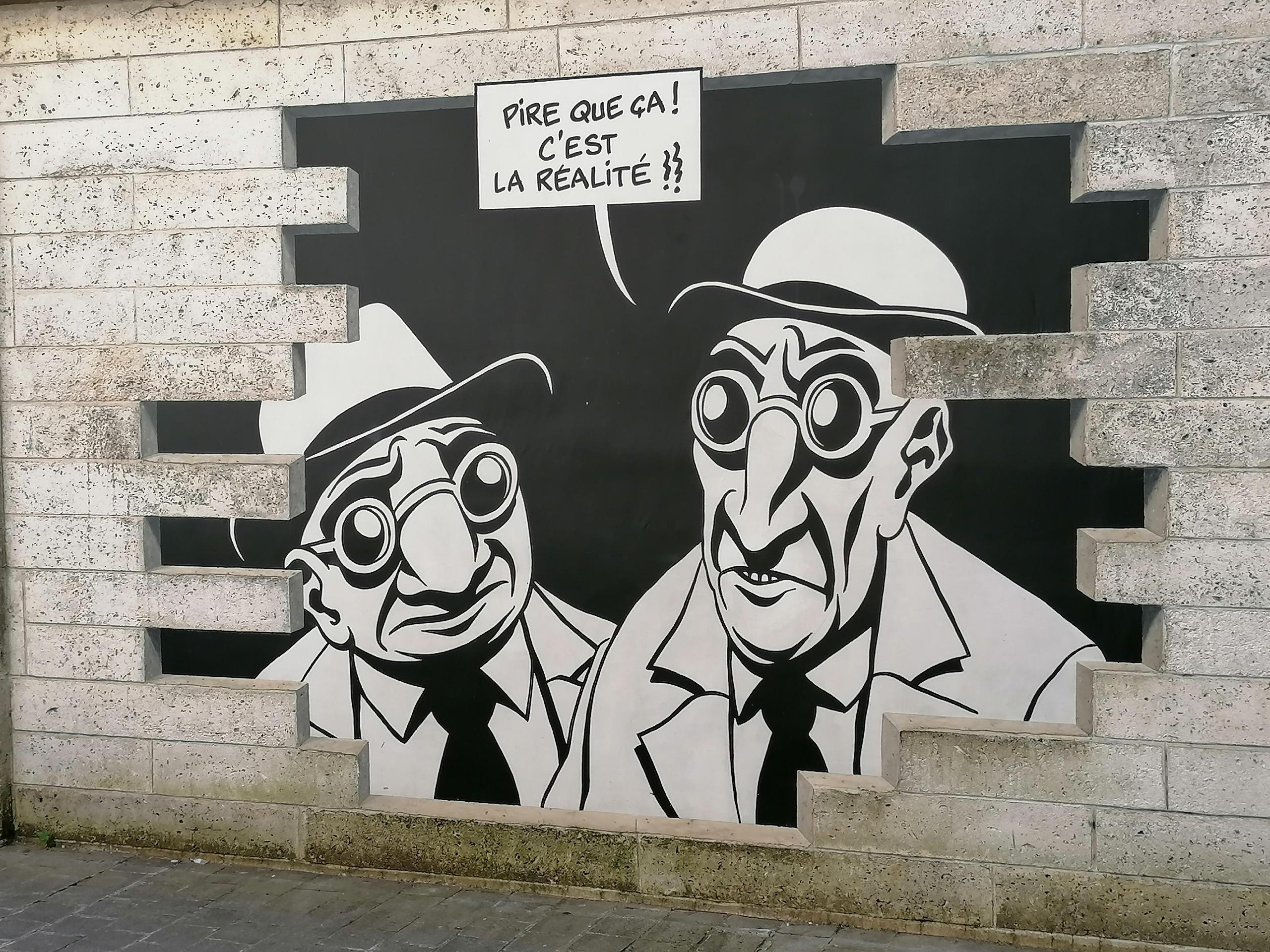 Visite express - Mur peint "Réalité sortie de secours"