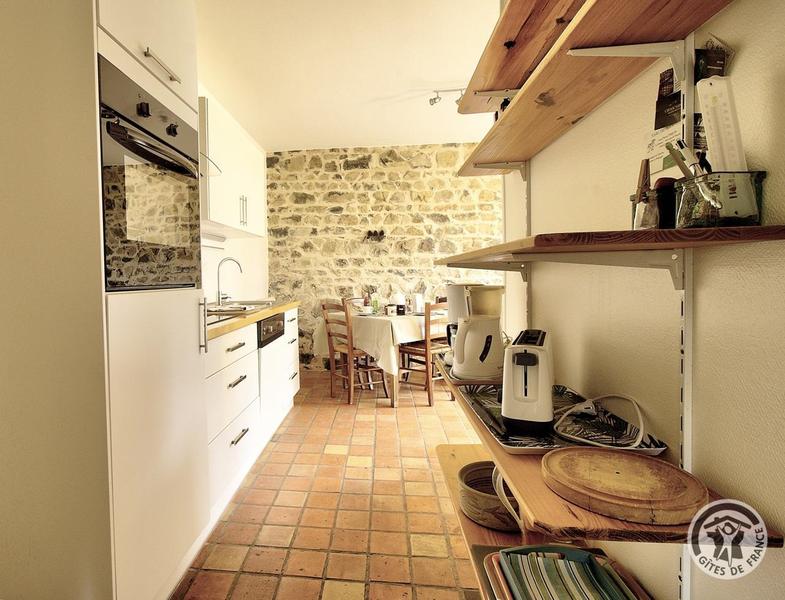 Gîte - 4 personnes - La Voisinée à Chenelette en Haut Beaujolais à proximité du Col des Echarmeaux dans le Rhône : Rangements dans le coin cuisine (rez-de-chaussée)