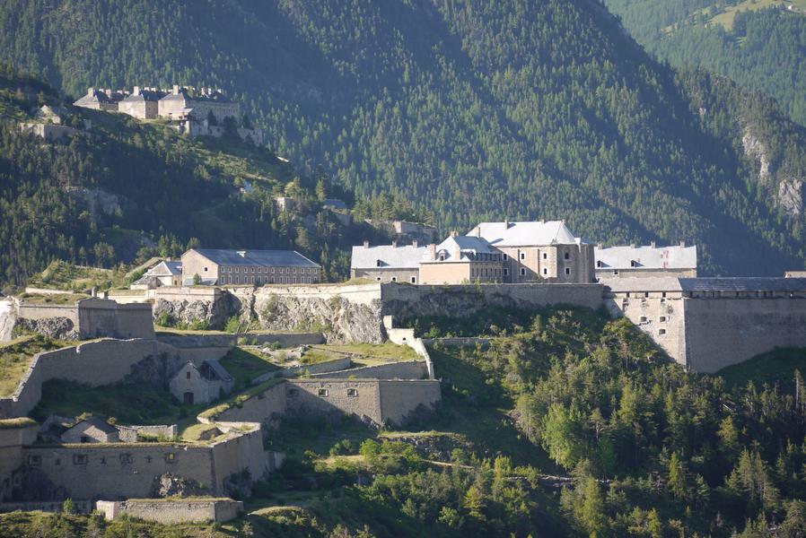 Perspective, Fort des Trois Têtes - © Ville de Briançon - Service du Patrimoine Visite : le Fort des Trois Têtes_Briançon - © Ville de Briançon - Service du Patrimoine