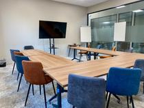 Notre Salle Masséna est idéale pour vos réunions et ateliers en petit comité. Réservable à la demi-journée ou à la journée, cet espace offre une atmosphère propice à la productivité.