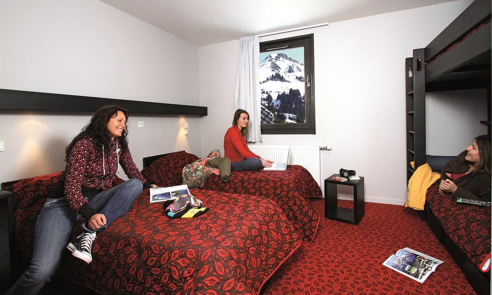 Chambre pour 4 personnes avec lits simples et lits superposés