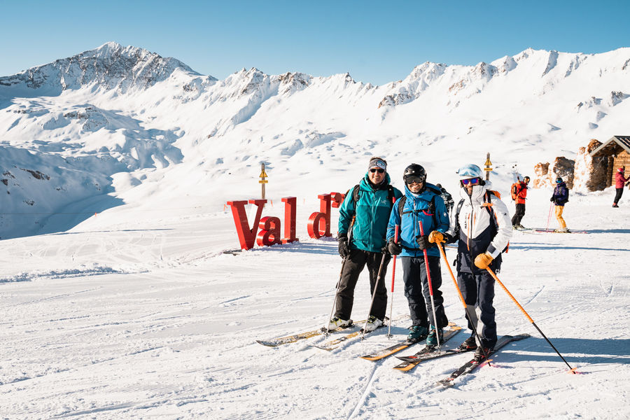 Bande d'amis devant les Lettres Val d'Isère au sommet de Grand-Pré