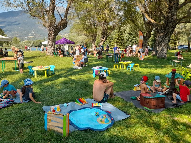 grands jeux Ludothèque - © pics et colegram Grands jeux en bois de la ludothèque Pics et Colégram_Guillestre - © pics et colegram