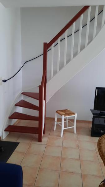 Un escalier menant à l'étage.