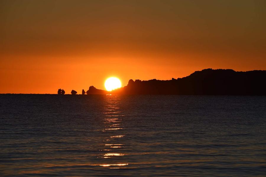 La pointe des mèdes et le crocodile de porquerolles dans le soleil couchant