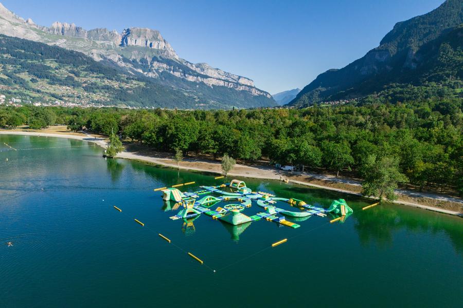 Jeux gonflables aquatiques au Lac de Passy_Passy