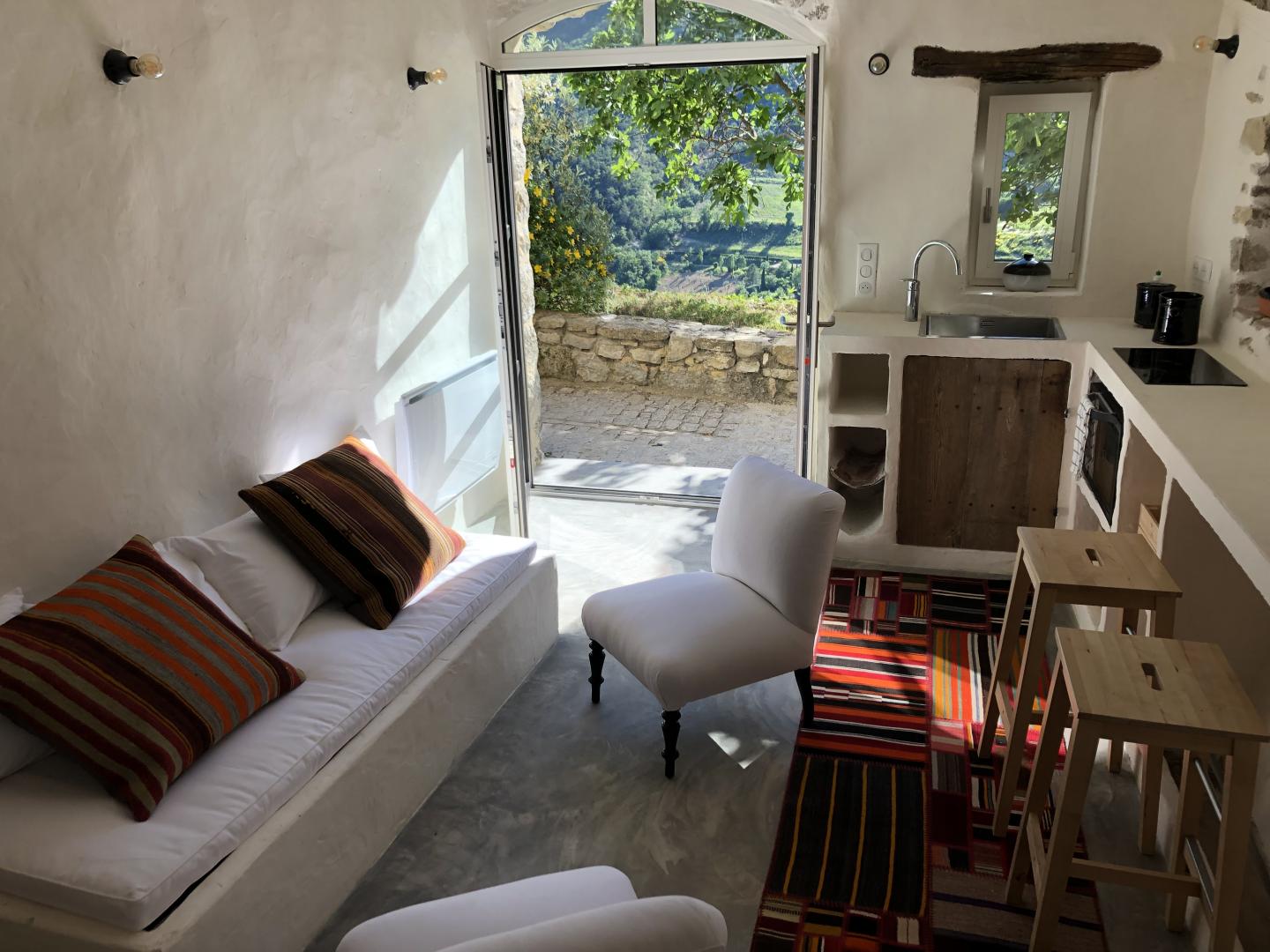 la petite maison entourée de nature