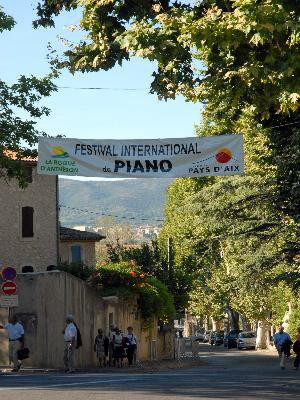 Bouches-du-Rhône en Paysages - La Roque-d'Anthéron, évocations vaudoises - photo 4