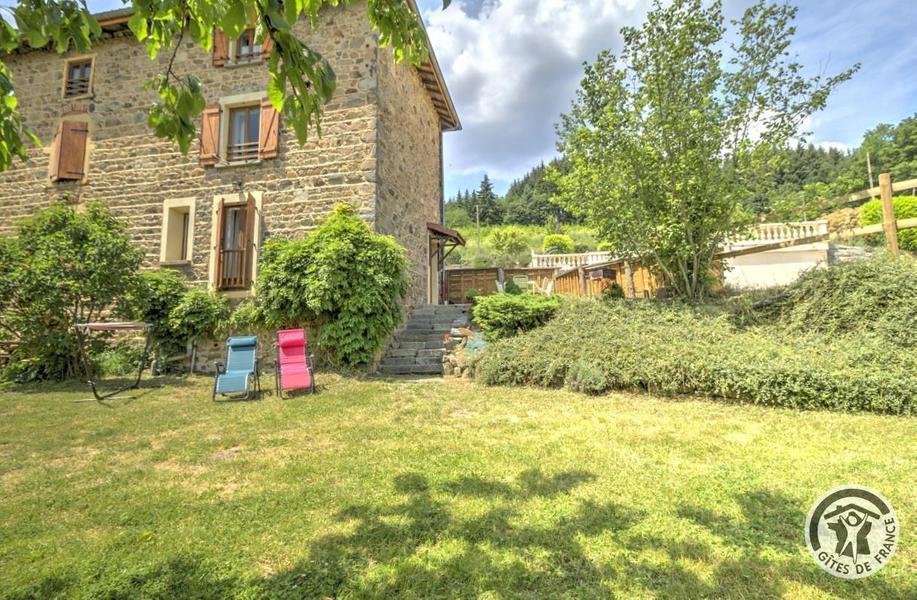 Gîte / Maison de Vacances \'La Glycine\' à Meaux la Montagne en Haut Beaujolais dans le Rhône - Proximité du Lac des Sapins : le jardin et accès à la terrasse privée du Gîte.