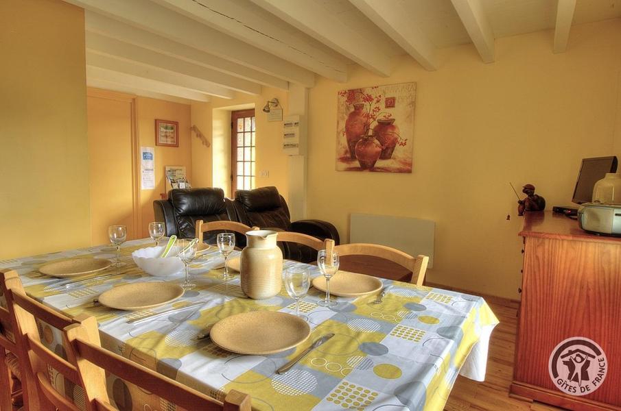 Le Gîte du Cèdre Bleu à Ronno, proximité immédiate du Lac des Sapins en Haut Beaujolais, dans le Rhône : le coin repas ouvert sur le salon.