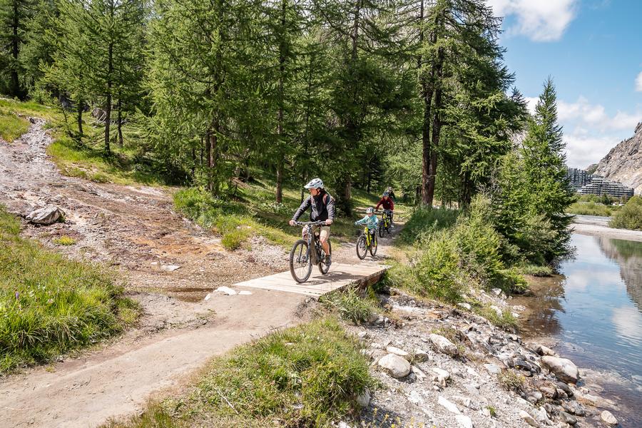 Excursion en VTTAE / E-Bike à Val d'Isère en été avec l'école de VTT Evolution 2