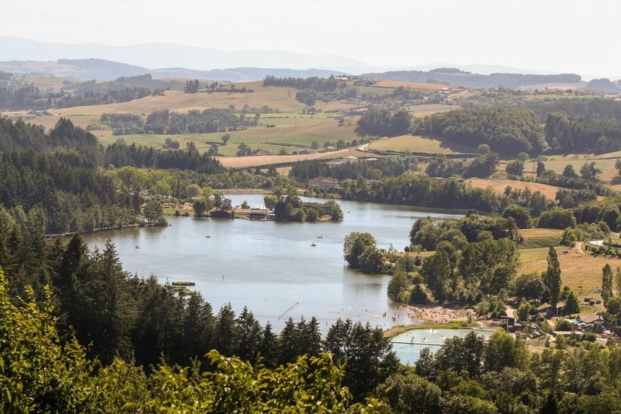 Vue panoramique en hauteur du Lac des Sapins