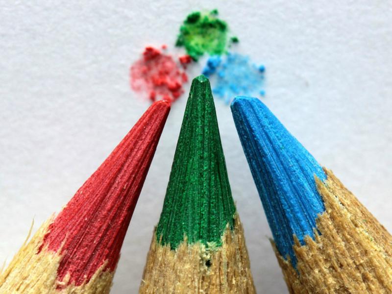 trois taches de couleurs faites au crayon de bois