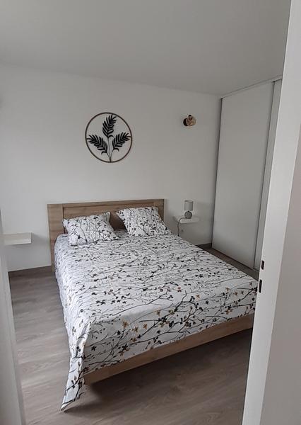 Chambre avec un lit double.