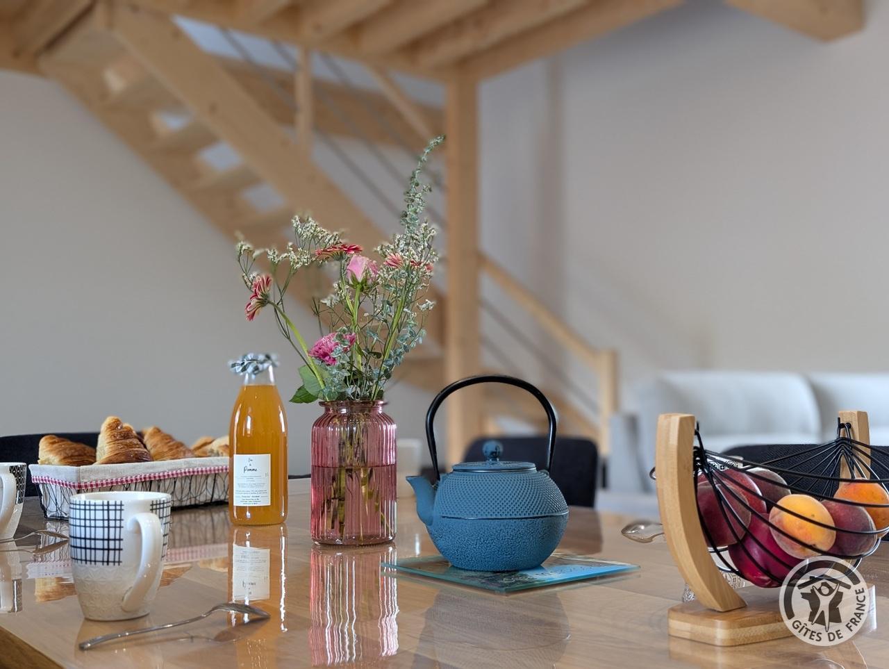 Jolie vaisselle et table dressée - coin repas dans le Gîte du Capucin.