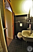 Gîte L'Annexe au Château de Pravins à Blacé  (Rhône, Beaujolais, proximité de Villefranche-sur-Saône) : salle d'eau et toilettes (rez-de-chaussée).