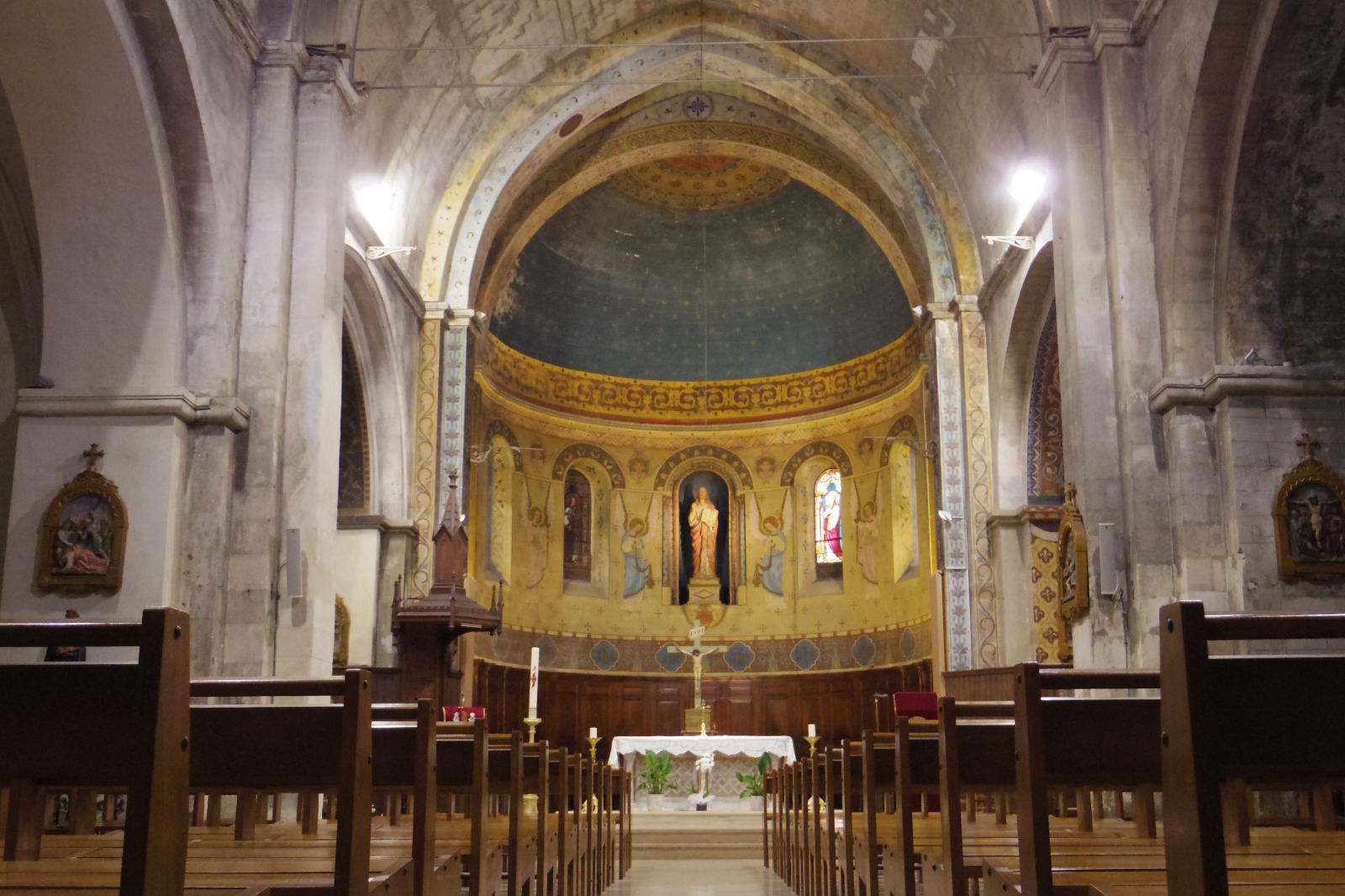 Eglise Sainte-Madeleine  France Provence-Alpes-Côte d'Azur Bouches-du-Rhône Cabannes 13440