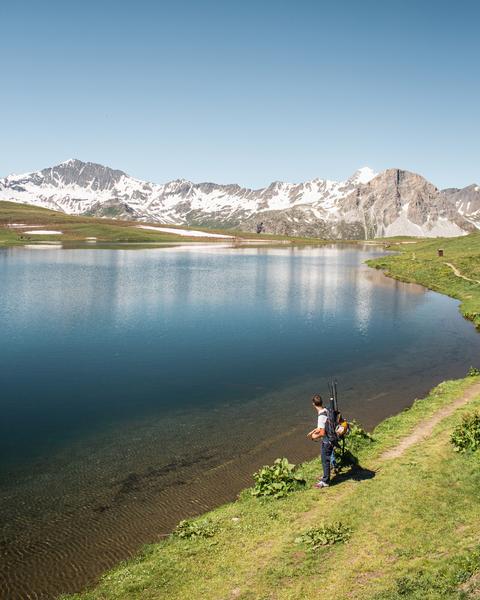 Pêche au bord du lac de l'Ouillette à Val d'Isère en été