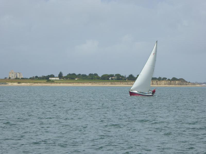 Le voilier en mer devant l'Abbaye des Chatelliers de la Flotte-en-Ré.