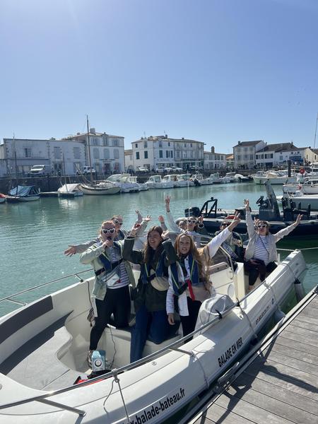 Un bateau avec des passagères amarré au port de Saint Martin de Ré.