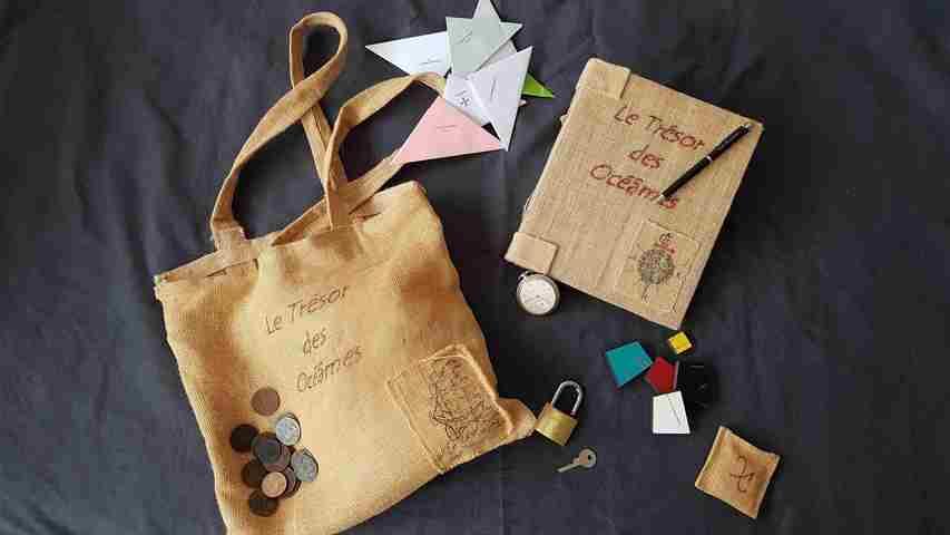 un kit pour la chasse au trésor avec un sac, une clef,  un carnet, des outils, etc.