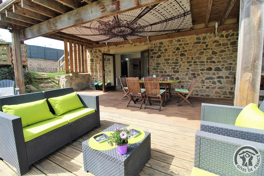 \'Gîte de Basse Comté\' (avec piscine chauffée) à Cublize (Rhône - Beaujolais Vert - Lac des Sapins) : la grande terrasse de 70 m2 et sa vue.