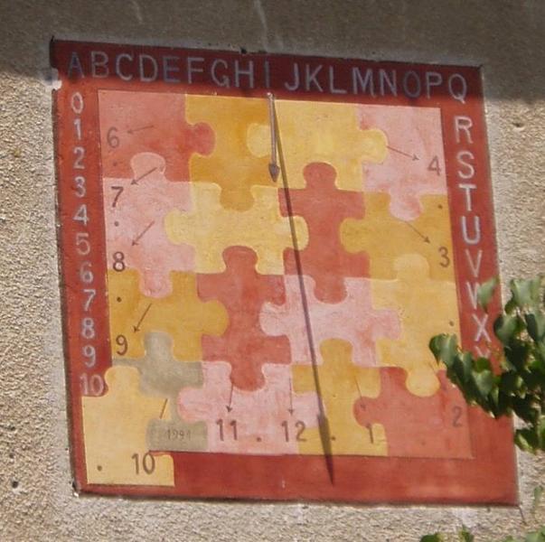 Cadran solaire du magasin Névasport, ex-école de Ville Haute