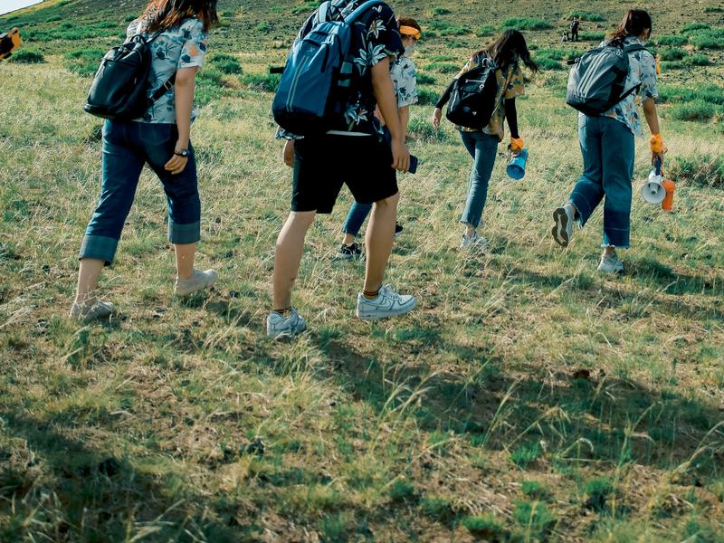 Groupe de personnes marchant dans la campagne