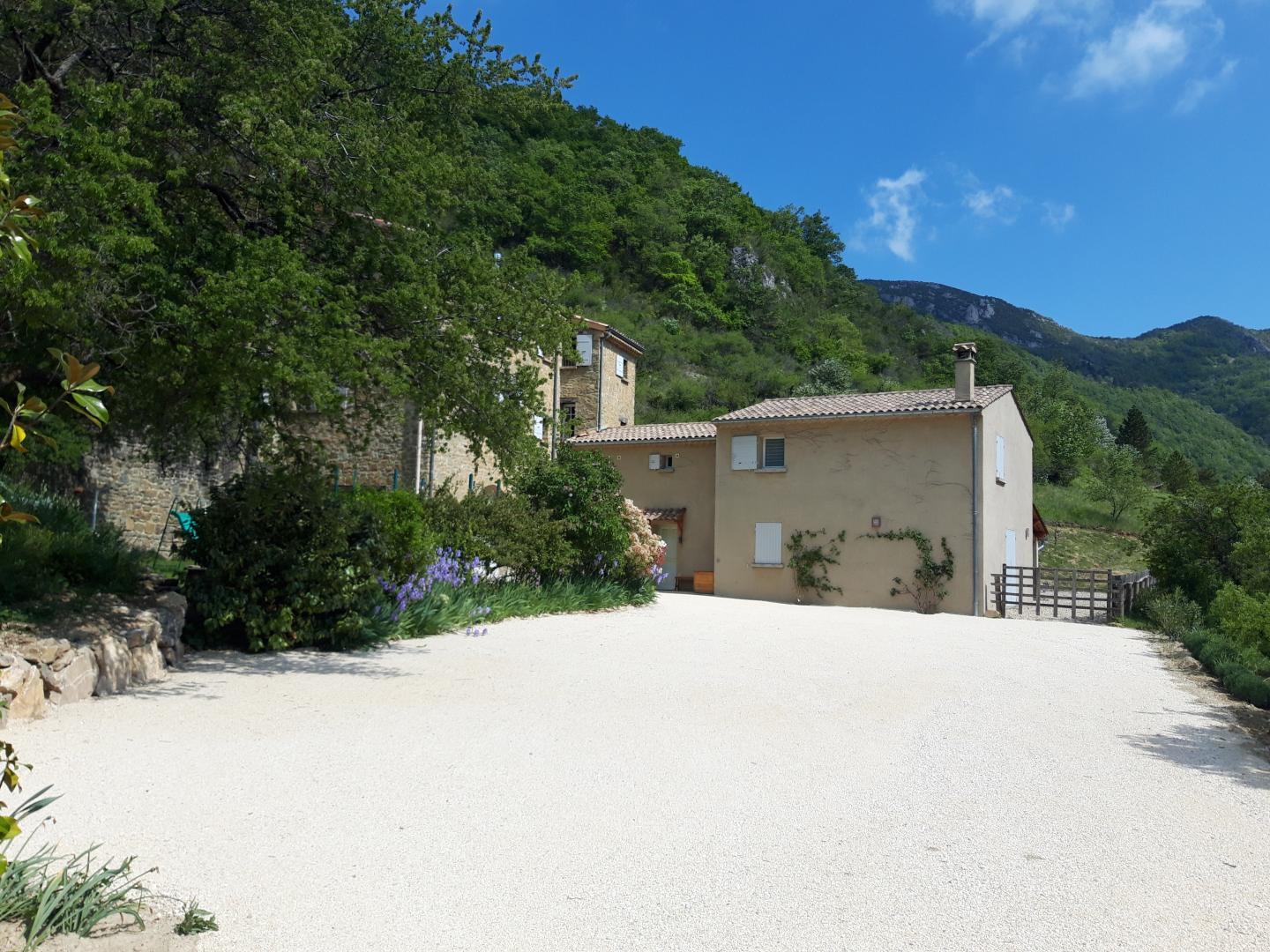 L'entrée du gîte et son parking