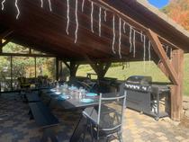 Abri avec grande table, bbq et plancha