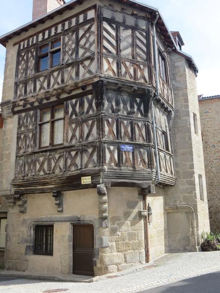 Visite guidée de Châteldon, bourg médiéval au pied des Bois noirs