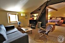 Gîte L'Annexe au Château de Pravins à Blacé  (Rhône, Beaujolais, proximité de Villefranche-sur-Saône) : le salon en mezzanine et chambre ouverte.