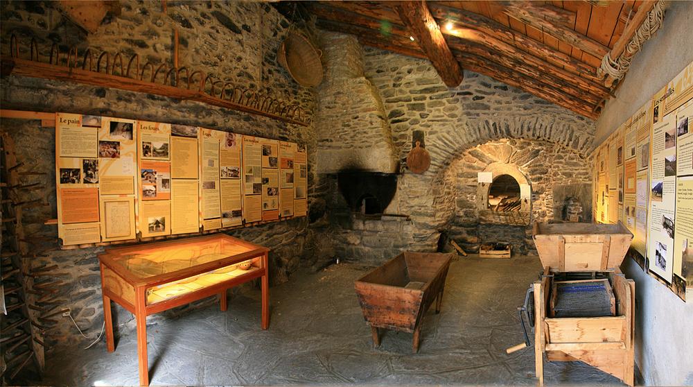 L'intérieur du four communal L'intérieur du four communal