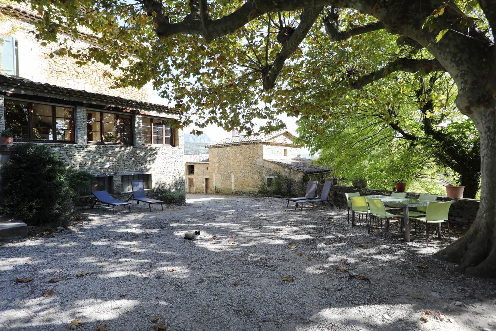 Cour avec salon de jardin et transats
