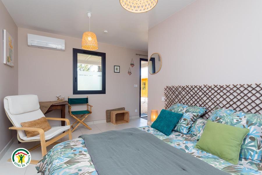 Chambres d'hôtes aux Balcons du Dauphiné en Isère à proximité de Crémieu et de Lyon - la chambre verte des loges de Pérelles