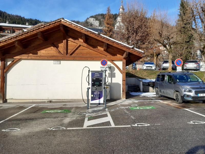 Places de parking équipées de borne de recharge électrique