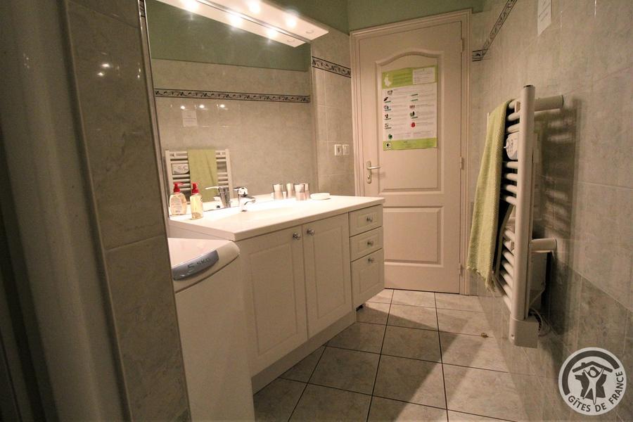 Gîte de Montmenot à Ancy (Rhône - Monts du Beaujolais): la salle d\'eau avec douche et lave-linge.