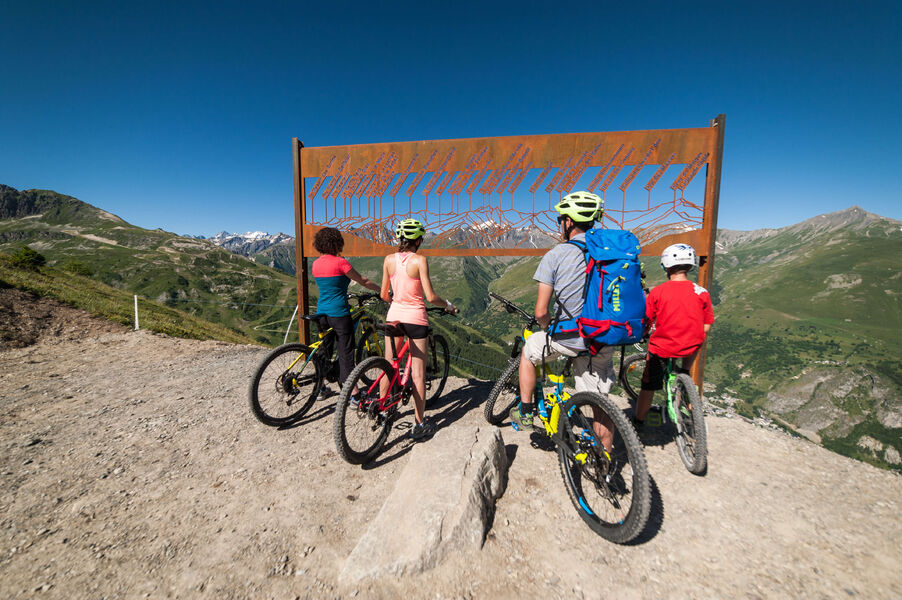 VTT de descente à Valloire vue sur le Galibier
