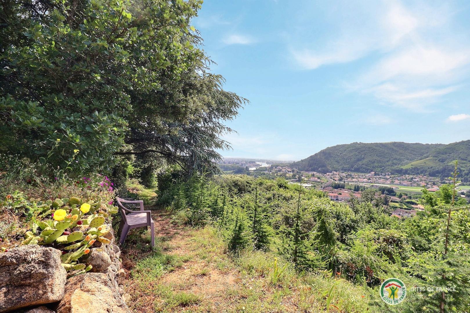 Vue sur la vallée depuis la terrasse du gîte