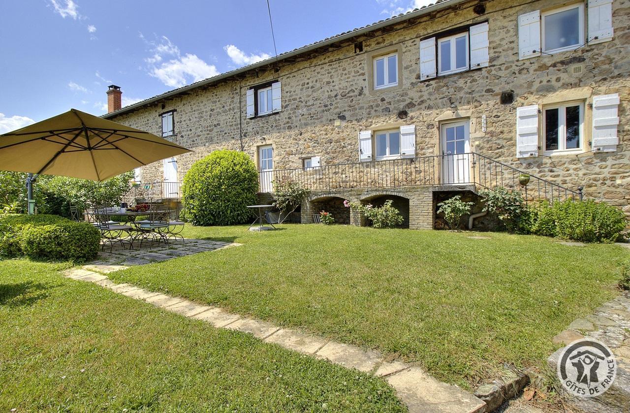 Grand gîte avec piscine 'Les Capréoles' sur un Domaine viticole à Régnié-Durette dans le Beaujolais - Rhône : la maison en pierres.