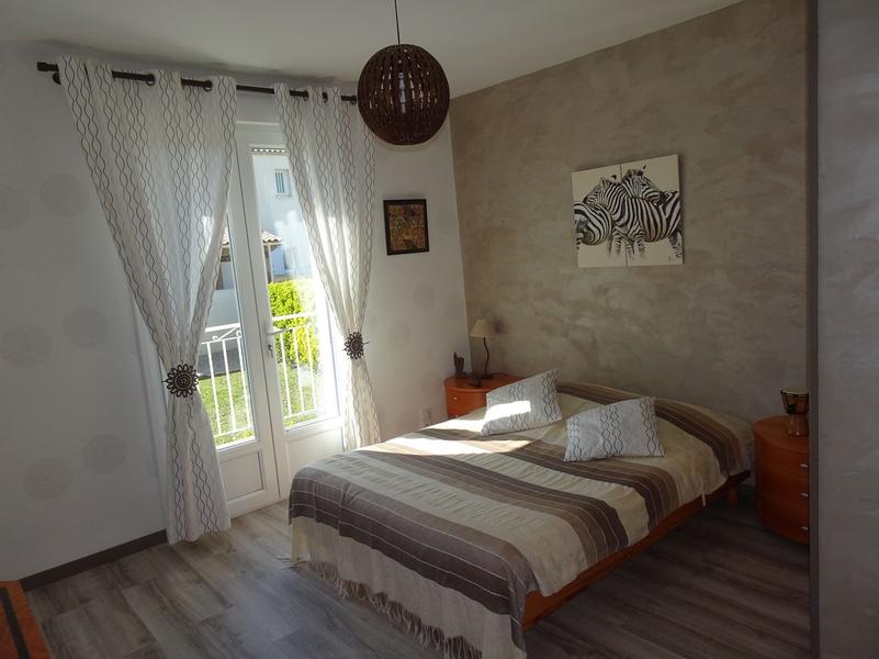 Chambre double dans les tons blanc et brun