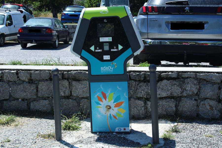 Electric vehicle charging station